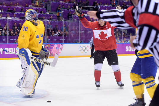 Sveriges målvakt Henrik Lundqvist deppar och Kanadas