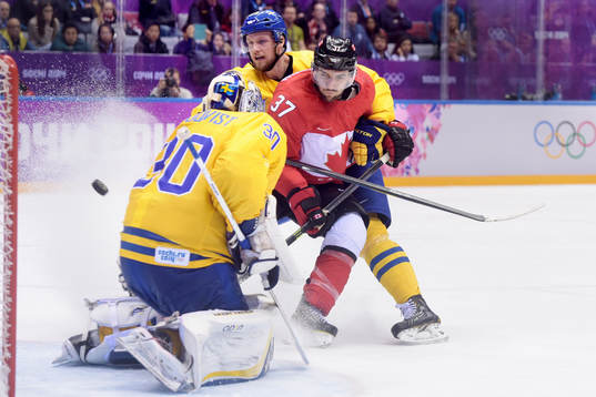 Kanadas Patrice Bergeron oroar framför Sveriges målvakt