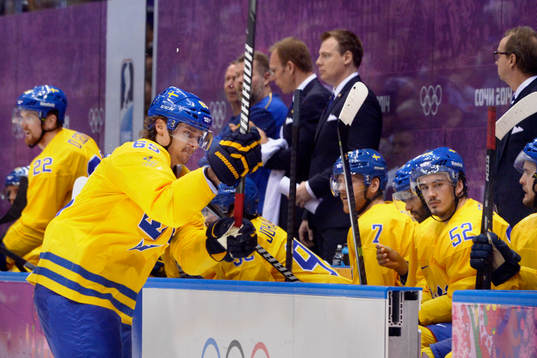 Sveriges Erik Karlsson slår klubban mot sargen i