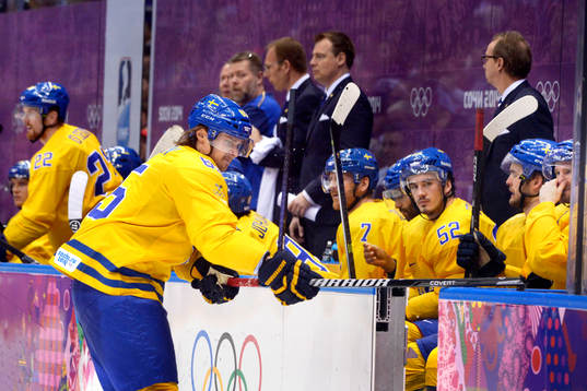 Sveriges Erik Karlsson slår klubban mot sargen i