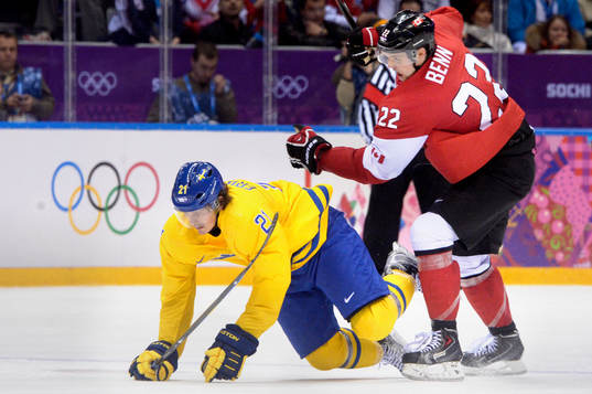 Sveriges Loui Eriksson faller i kamp om pucken med Kanadas