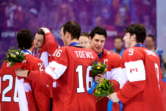 Kanadas Jonathan Toews och Sidney Crosby kramar om varandra