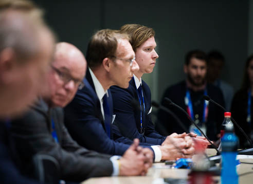 Dopingmisstänkta Nicklas Bäckström på en presskonferens