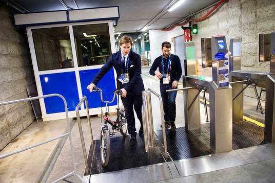 Dopingmisstänkta Nicklas Bäckström (t v) lämnar Bolshoy