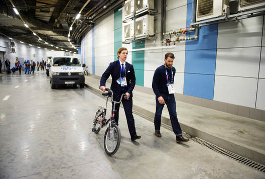 Dopingmisstänkta Nicklas Bäckström (t v) lämnar Bolshoy