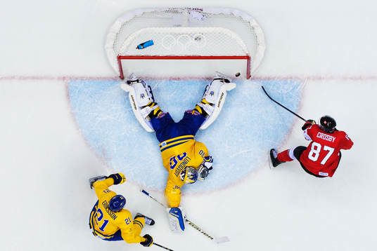 Kanadas Sidney Crosby skjuter in 0-2 bakom Sveriges