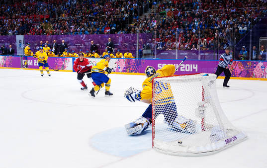 Kanadas Chris Kunitz skjuter in 0-3 bakom Sveriges målvakt