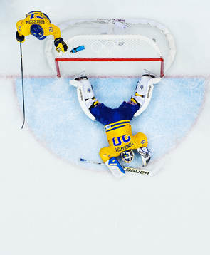 Sveriges Loui Eriksson och målvakt Henrik Lundqvist deppar