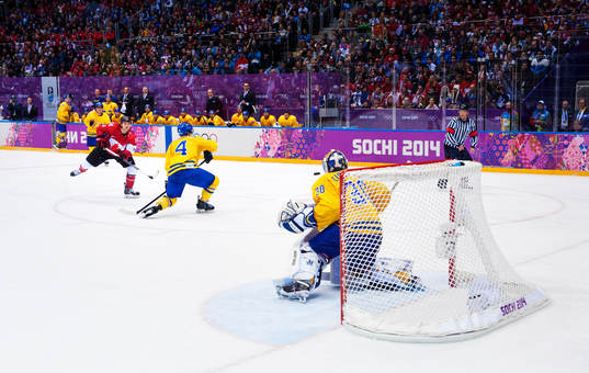 Kanadas Chris Kunitz skjuter in 0-3 bakom Sveriges målvakt