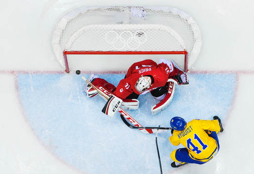 Sveriges Gustav Nyquist skjuter ett skott i stolpen bakom