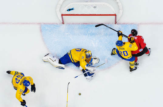 Sveriges målvakt Henrik Lundqvist slänger sig