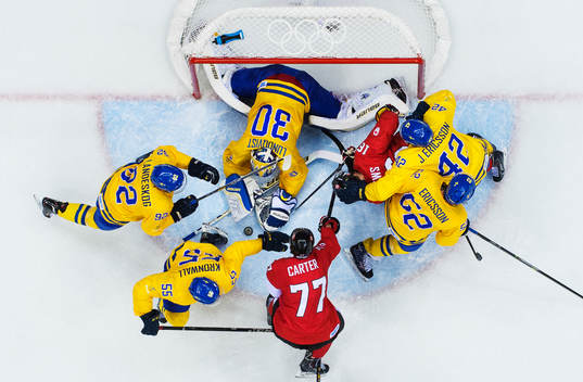 Kanadas Jeff Carter och Jonathan Toews oroar framför