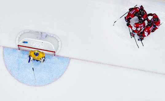 Sveriges målvakt Henrik Lundqvist deppar samtidigt som