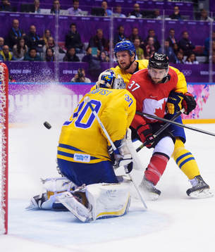 Kanadas Patrice Bergeron oroar framför Sveriges målvakt