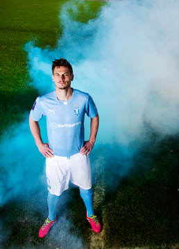 Malmö FFs Markus Rosenberg står i rök och blått ljus
