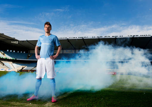 Malmö FFs Markus Rosenberg står i rök och blått ljus