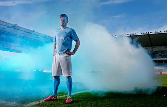 Malmö FFs Markus Rosenberg står i rök och blått ljus
