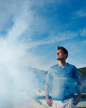 Malmö FFs Markus Rosenberg står i rök och blått ljus