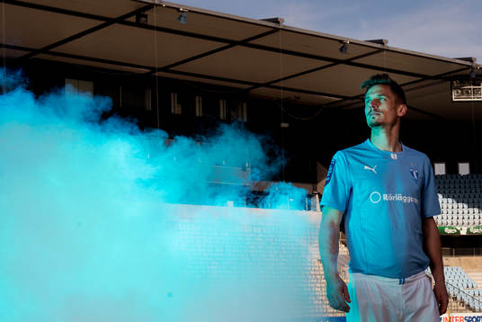 Malmö FFs Markus Rosenberg står i rök och blått ljus