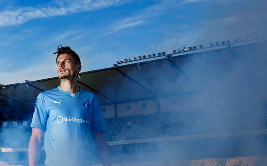 Malmö FFs Markus Rosenberg står i rök och blått ljus