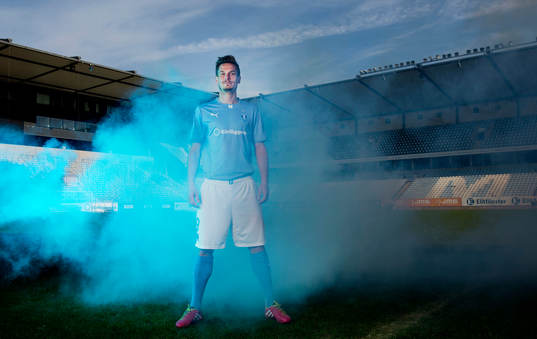 Malmö FFs Markus Rosenberg står i rök och blått ljus