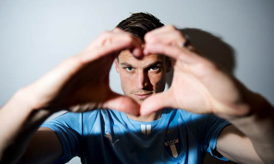 Malmö FFs Markus Rosenberg gör ett hjärta med sina