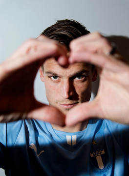Malmö FFs Markus Rosenberg gör ett hjärta med sina