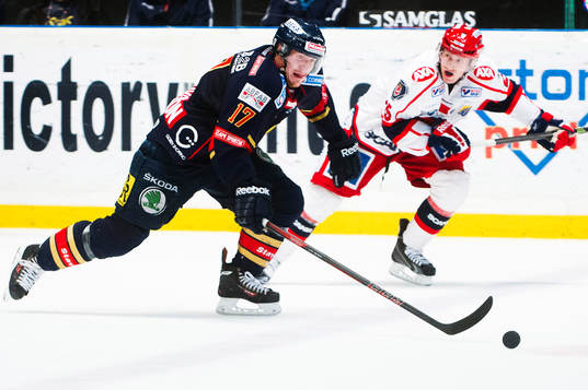 Djurgårdens Henrik Eriksson  jagas av Södertäljes Jacob