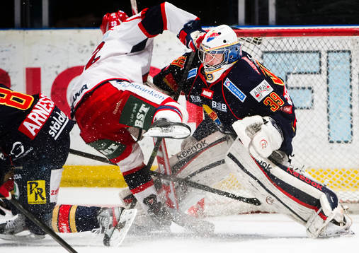 Södertäljes Jesper Thörnberg  dundrar in i Djurgårdens