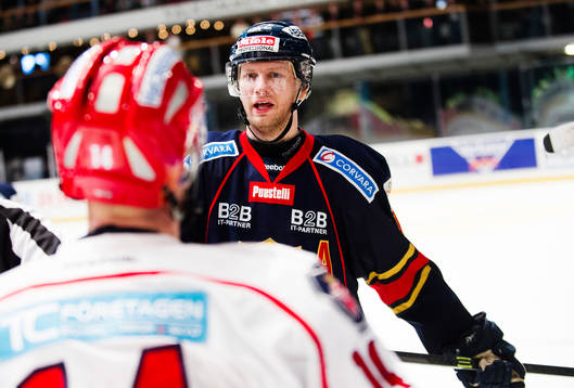 Djurgårdens Michael Holmqvist  i ordväxling med