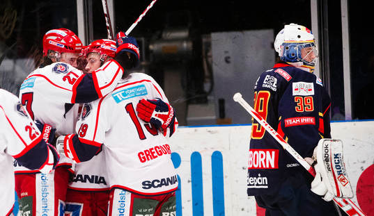 Södertäljes spelare jublar  bredvid Djurgårdens målvakt