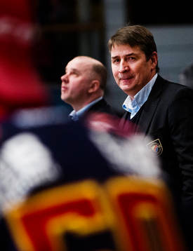 Djurgårdens tränare Hans Särkijärvi  ler
