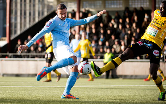 Malmös Erik Johansson och Mjällbys Gbenga Arokoyo