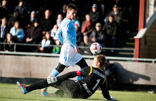 Malmös Markus Rosenberg och Mjällbys målvakt Mattias