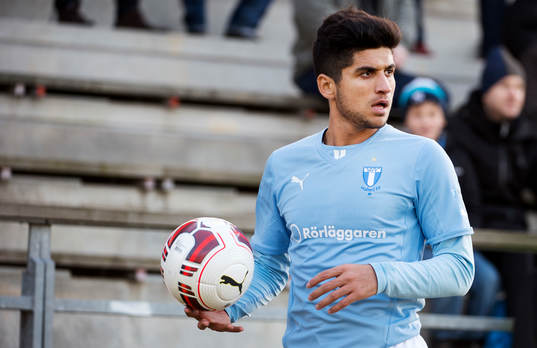 Malmös Mahmut Özen gör ett inkast