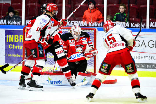 Almtunas Victor Rollin-Carlsson skjuter mot Malmö Redhawks