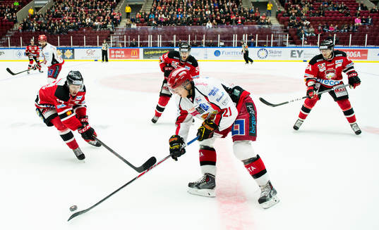 Almtunas Nicklas Strid omringad av Malmö Redhawks spelare