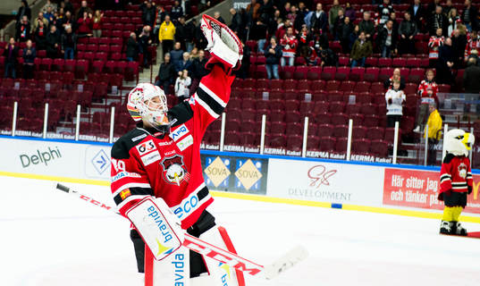 Malmö Redhawks målvakt Pontus Sjögren tackar publiken