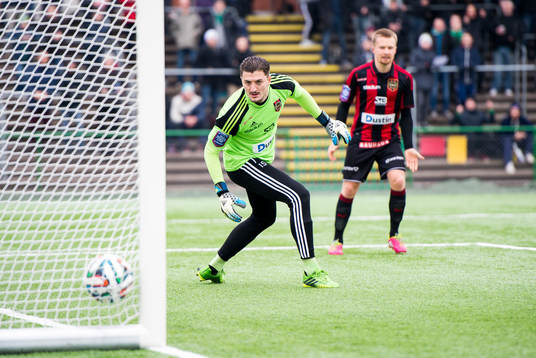 BPs målvakt Ivo Vazgec får se bollen rulla in bakom sig