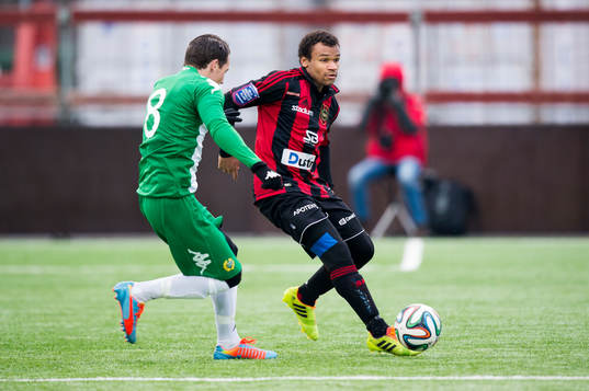 Hammarbys Johan Persson jagar BPs Serge-Junior Martinsson