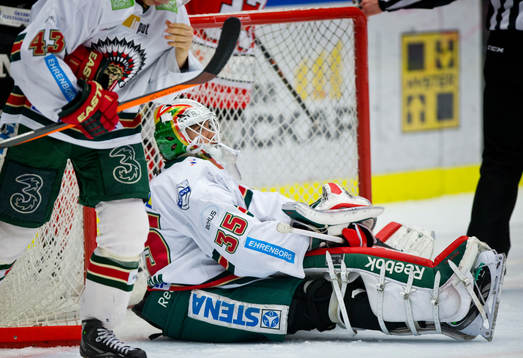 Frölundas målvakt Linus Fernström deppar