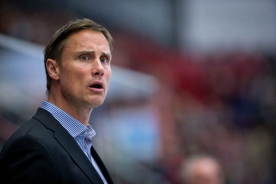 Frölundas tränare Roger Rönnberg är arg i SHL mellan