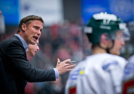Frölundas tränare Roger Rönnberg är arg i SHL mellan