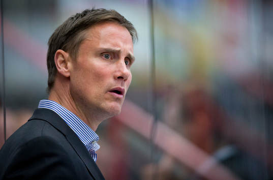 Frölundas tränare Roger Rönnberg är arg i SHL mellan