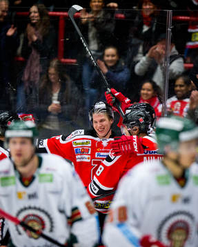 Örebros Ville Viitaluoma gör 5-0 och jublar med Jere