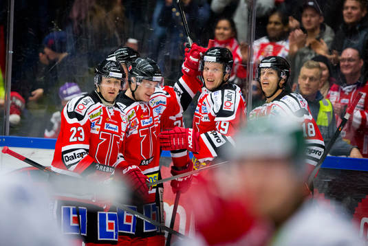 Örebros Ville Viitaluoma gör 5-0 och jublar med Jere