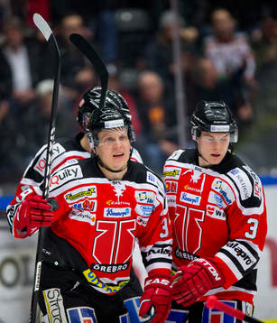 Örebros Ville Viitaluoma jublar i SHL mellan Örebro och