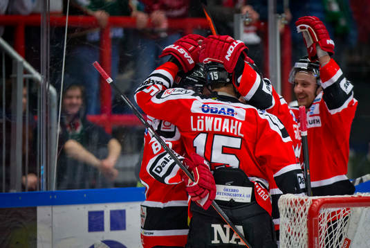 Örebros Henrik Löwdahl jublar i SHL mellan Örebro och