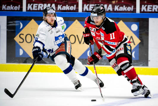 Karlskogas Niklas Roest och Malmö Redhawks Joey Tentute