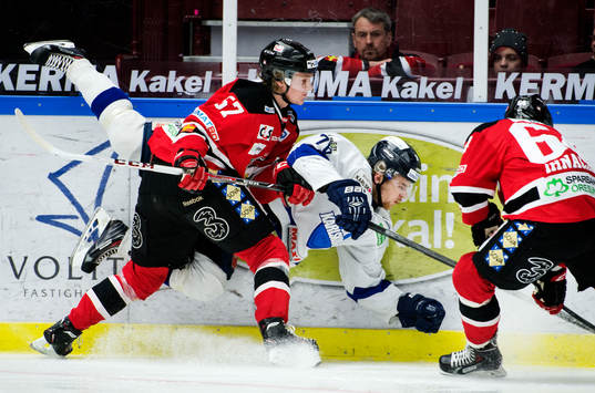Malmö Redhawks Calle Andersson och Karlskogas Sean-Michel
